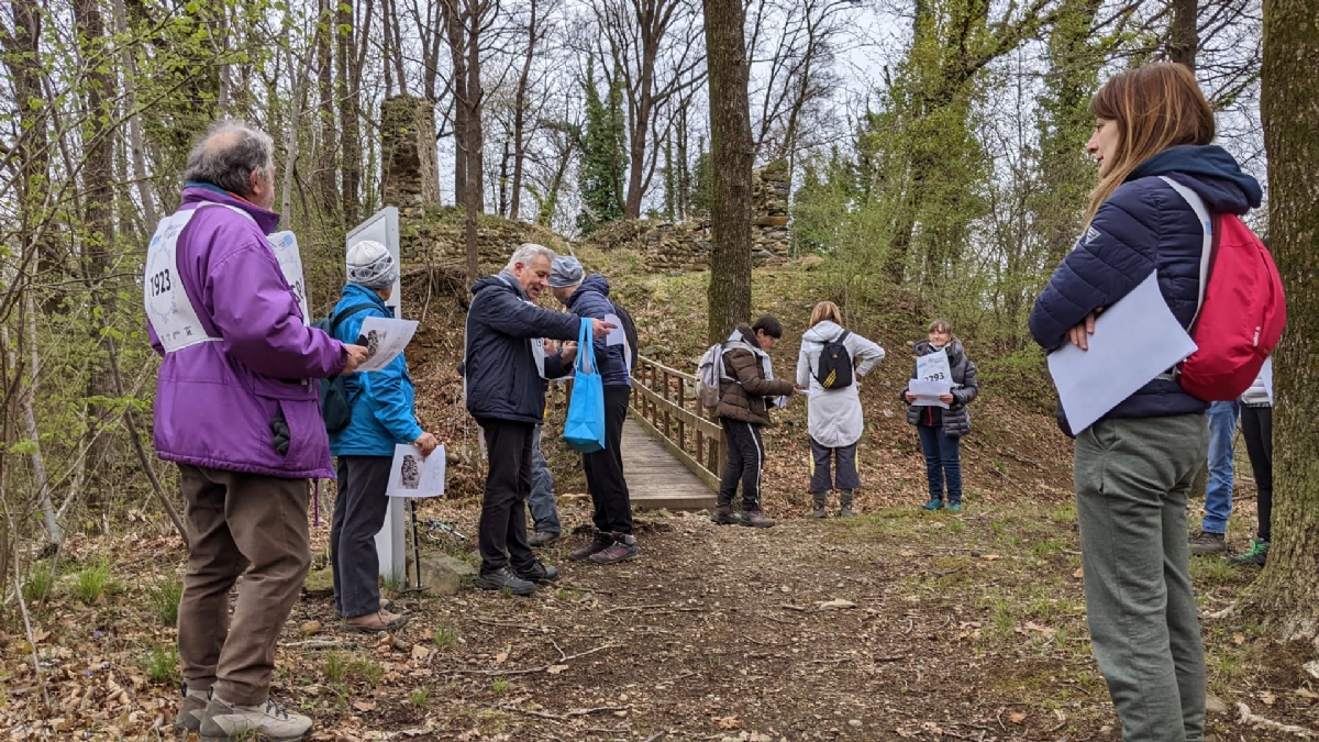 VARISELLA - «Montagna per tutti»: una giornata in mezzo ai ruderi del Castello di Baratonia - FOTO