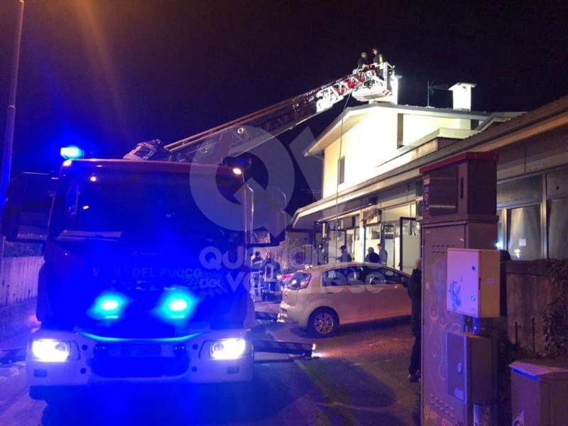 ALPIGNANO - A fuoco il tetto della panetteria di via Garibaldi: ingenti i danni