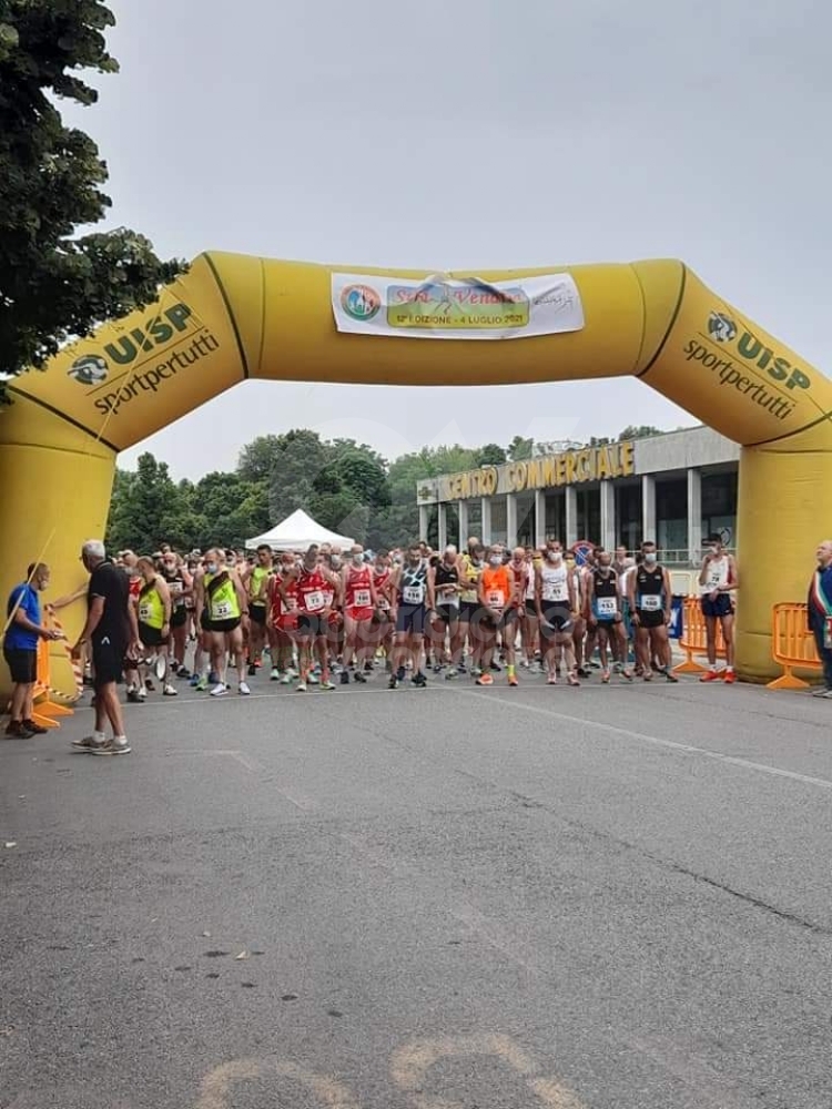 VENARIA - Oltre 200 atleti alla 12esima «StraVenaria»: ha vinto la solidarietà - FOTO