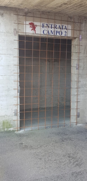 VENARIA - Muri pericolanti ed erba alta: degrado nel campo «naturale» del Don Mosso