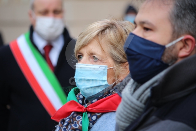 COLLEGNO - I funerali di Ottorino Cirella: rose rosse e un drappo granata sulla bara - FOTO