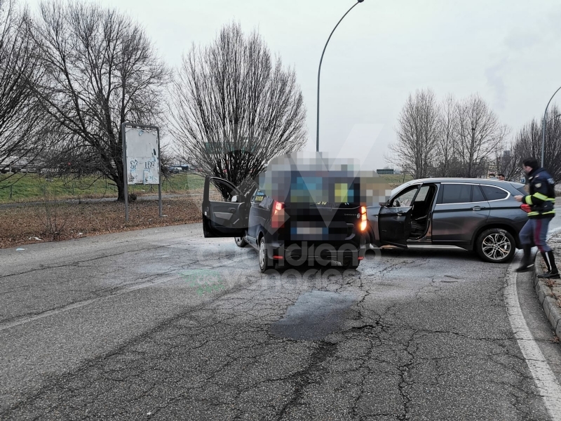 COLLEGNO - Scontro furgoncino-auto in via Spagna: una persona ferita - FOTO