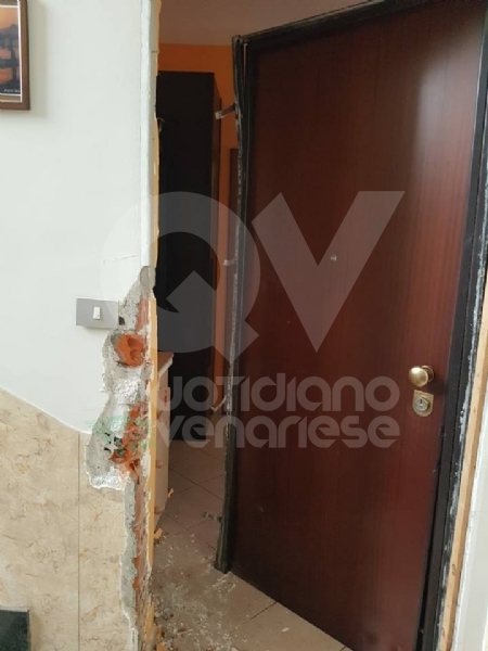 MAPPANO - Ladri in azione: smurano una porta blindata e rubano in un appartamento