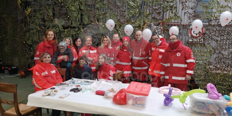 VENARIA - La Befana arriva all'eliporto: tanti regali per i bambini - FOTO