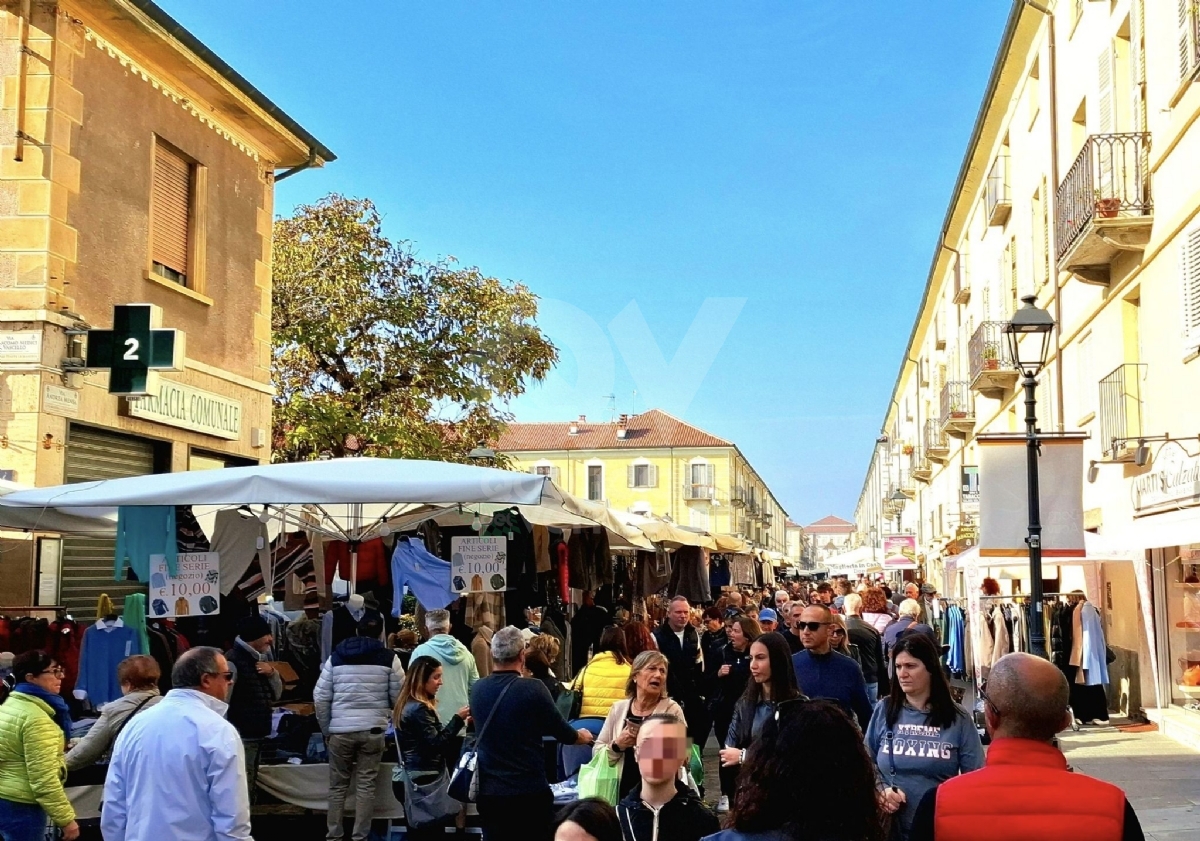 VENARIA - Centro gremito per il mercato del «Crocetta Più in Tour» - FOTO