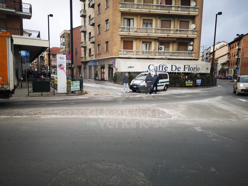 VENARIA - Autobus perde il gasolio e provoca il tamponamento fra tre auto
