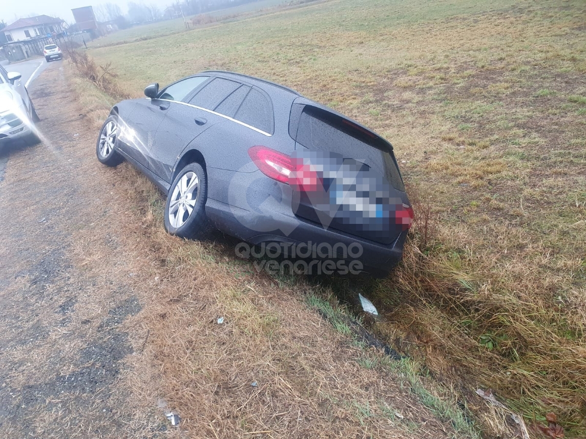 INCIDENTE A VENARIA - Auto esce fuori strada in via Zulian - FOTO