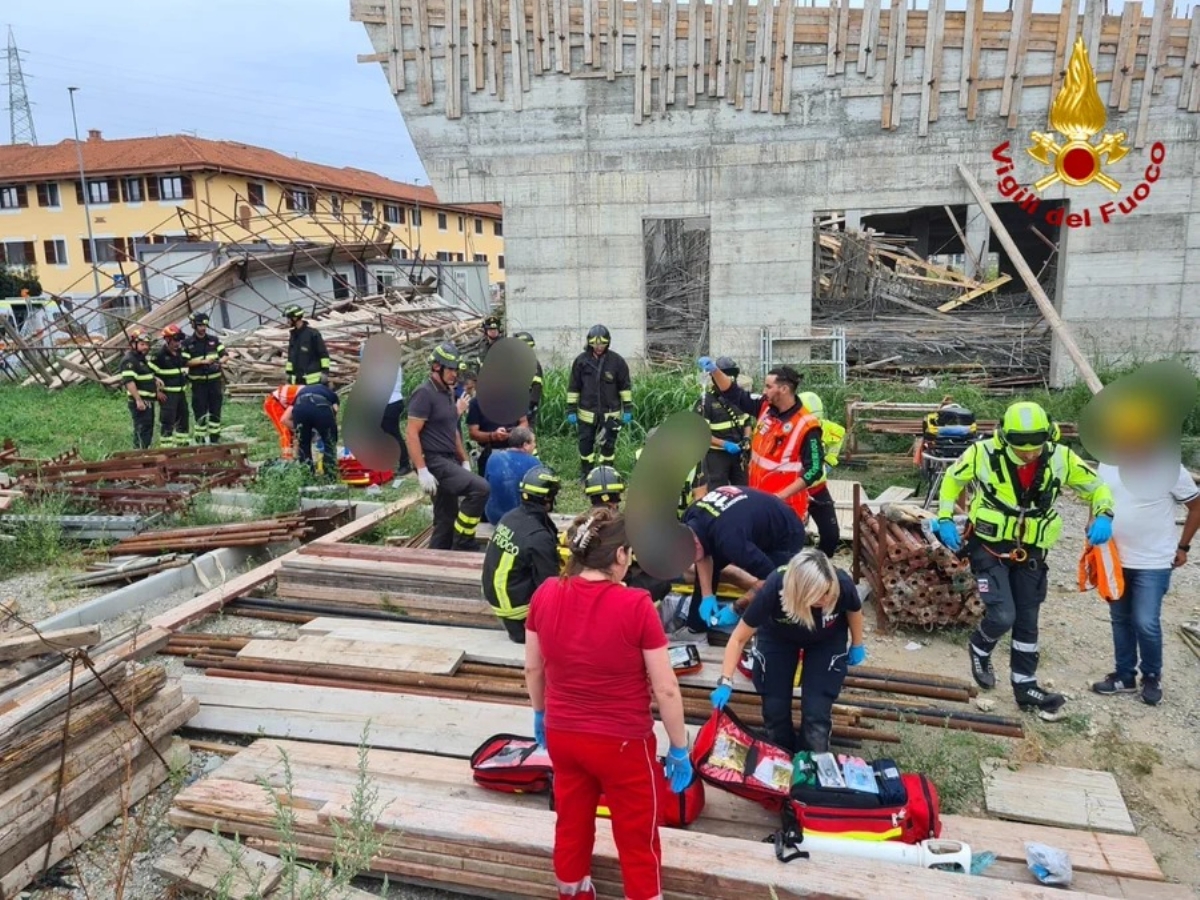 CROLLA UN PONTEGGIO A RIVOLI - Quattro operai rimasti feriti - FOTO