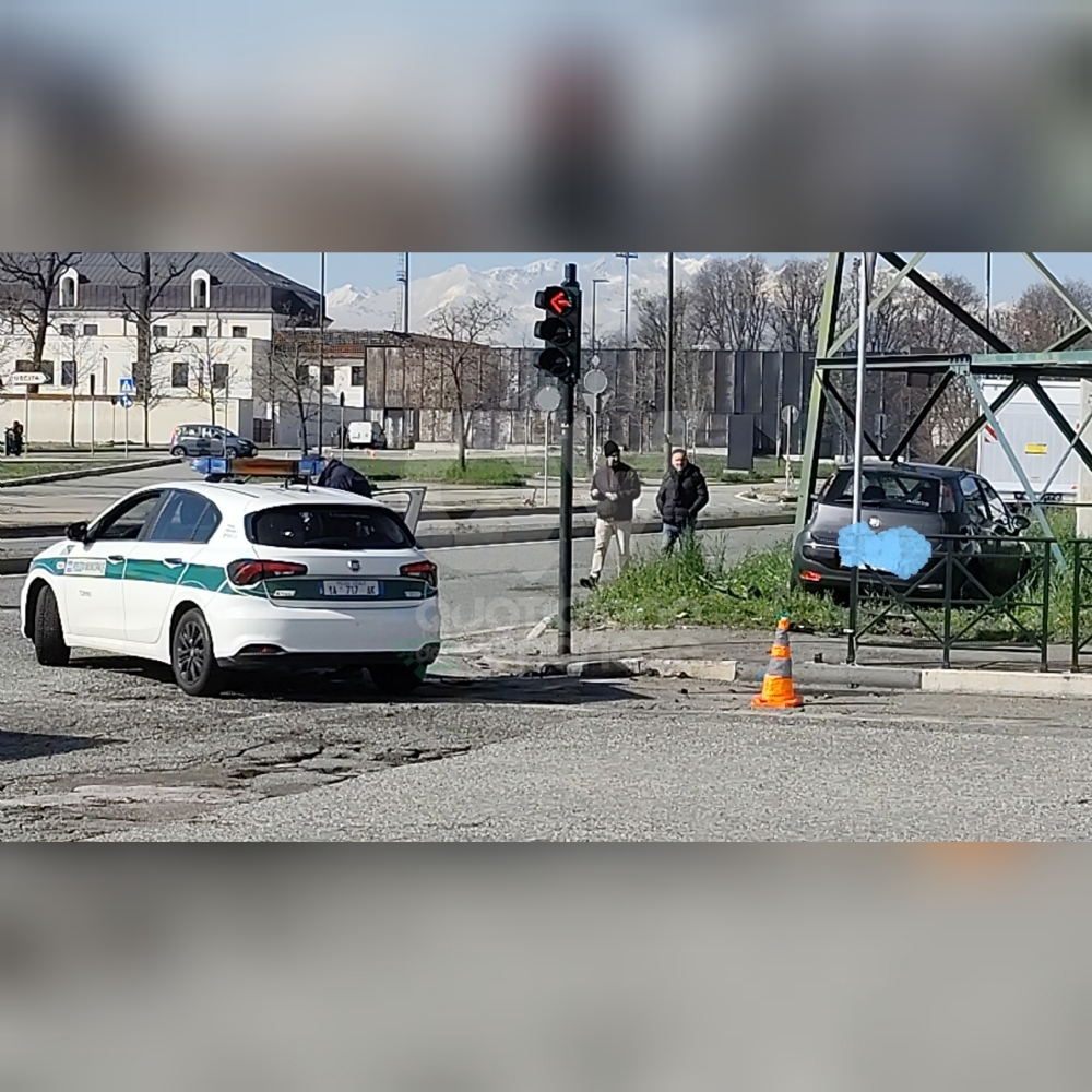 VENARIA-TORINO - INCIDENTE al solito incrocio: auto finisce contro il traliccio dell'alta tensione - FOTO