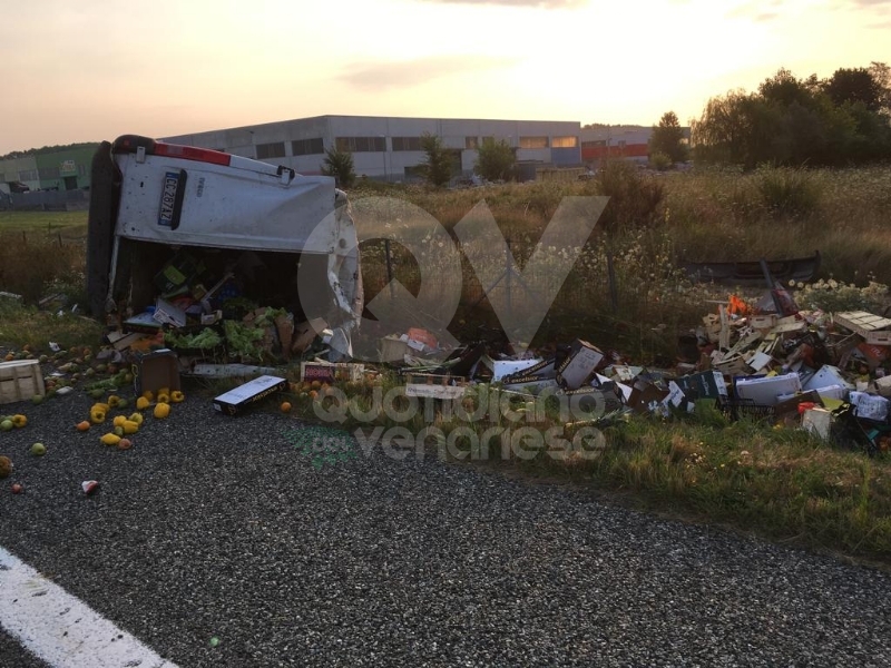 COLLEGNO-VOLPIANO - Furgone carico di frutta finisce fuori strada: 42enne rimasto ferito