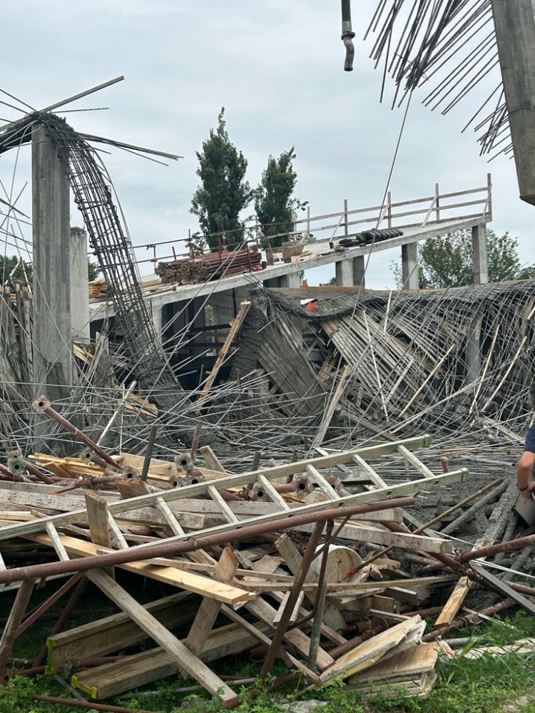 CROLLA UN PONTEGGIO A RIVOLI - Quattro operai rimasti feriti - FOTO