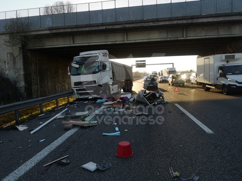 BORGARO-CASELLE - Camper si schianta contro un tir in tangenziale: due feriti gravi
