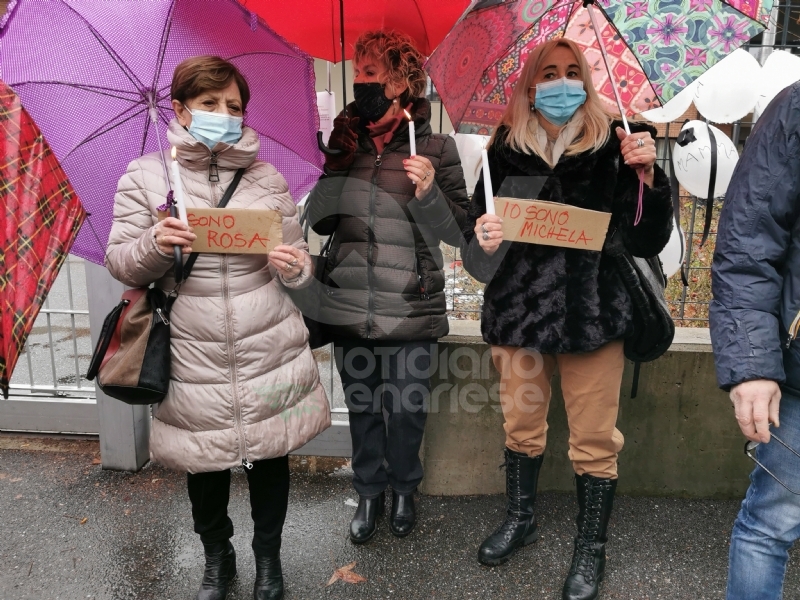 VENARIA - Alla «Piccola Reggia» i morti sono saliti a 30. Sit-in di protesta davanti alla struttura