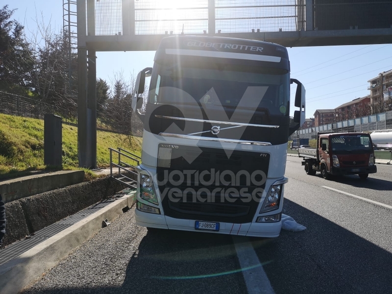 COLLEGNO - Incidente in tangenziale: tir frena di colpo per evitare una macchina. Caos e code