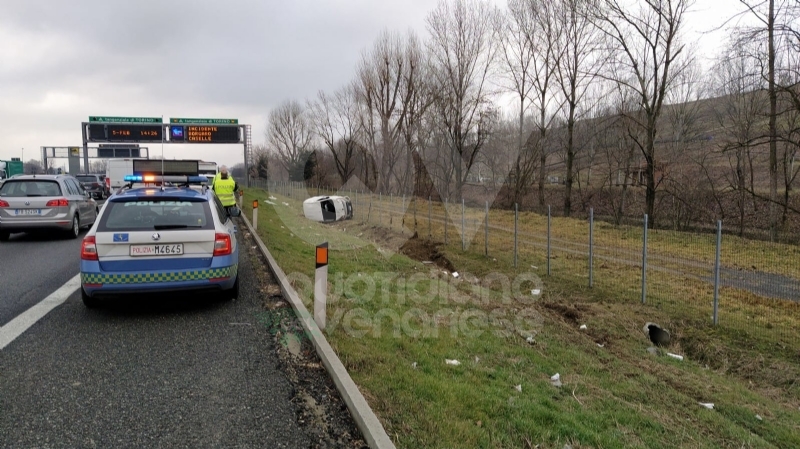 INCIDENTE IN TANGENZIALE - Conducente ferito dopo l'uscita di strada del suo furgone - FOTO
