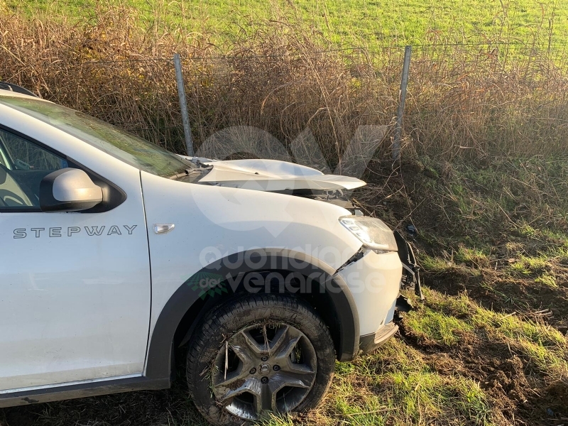 VENARIA - Esce fuori strada con l'auto: code chilometriche in tangenziale