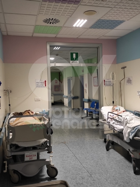 RIVOLI - Notte da incubo in ospedale: al Dea i pazienti Covid costretti a rimanere per terra FOTO