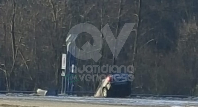 DRUENTO - Ennesimo incidente lungo la provinciale: auto finisce fuori strada