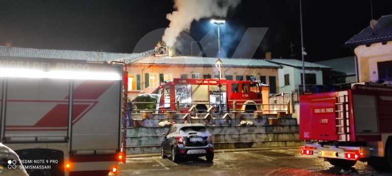 FIANO - Il camino va a fuoco: paura in un'abitazione vicino alla piazza - FOTO