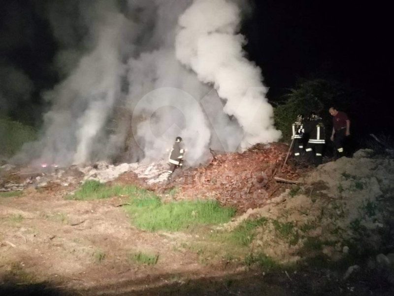 DRUENTO - A fuoco delle ramaglie in un terreno agricolo a ridosso della provinciale
