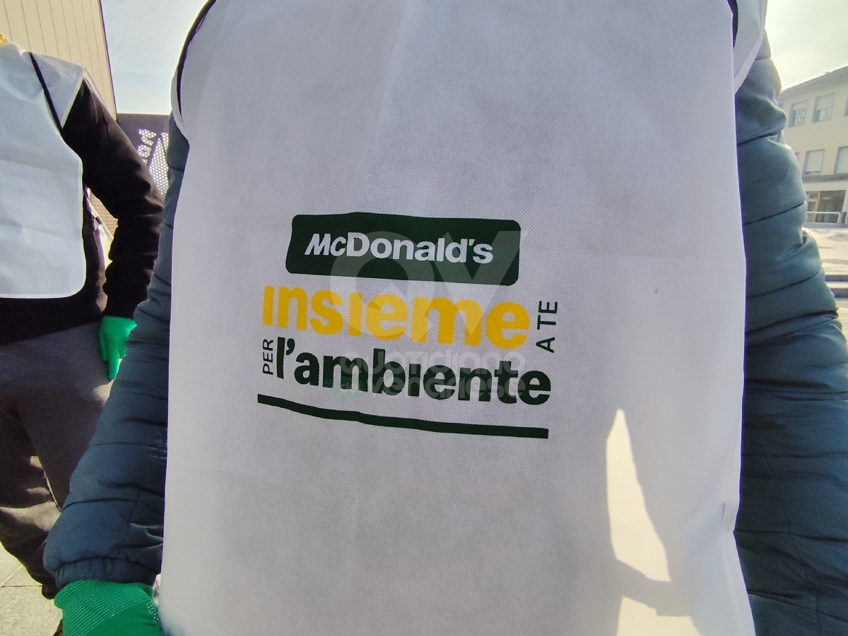 VENARIA - I dipendenti di McDonald’s puliscono il Movicentro, la stazione ferroviaria e «Corona Verde» - FOTO