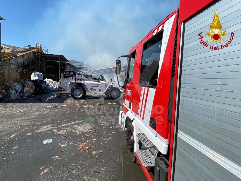 TORINO-VENARIA - Aria irrespirabile per tutto il giorno: a fuoco balle di cartone in via Lanzo