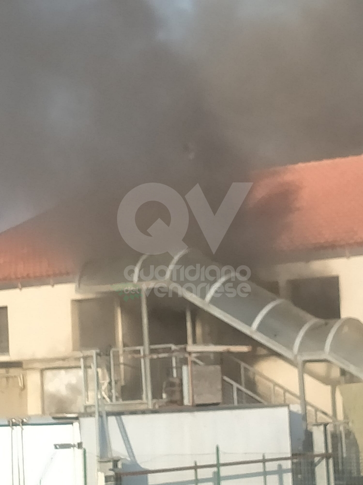INCENDIO A RIVOLI - In fiamme il magazzino di un'azienda: vigili del fuoco in azione - FOTO
