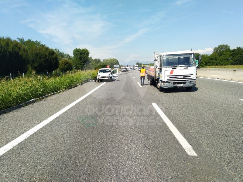 CAOS IN TANGENZIALE - Scontro fra auto, furgone e camion: tre feriti e code chilometriche