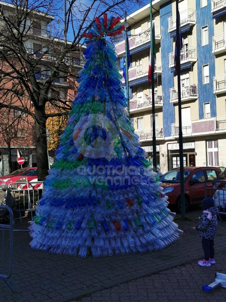 ALPIGNANO - L'albero di Natale ecologico della Pro Loco con 3500 bottiglie di plastica - FOTO