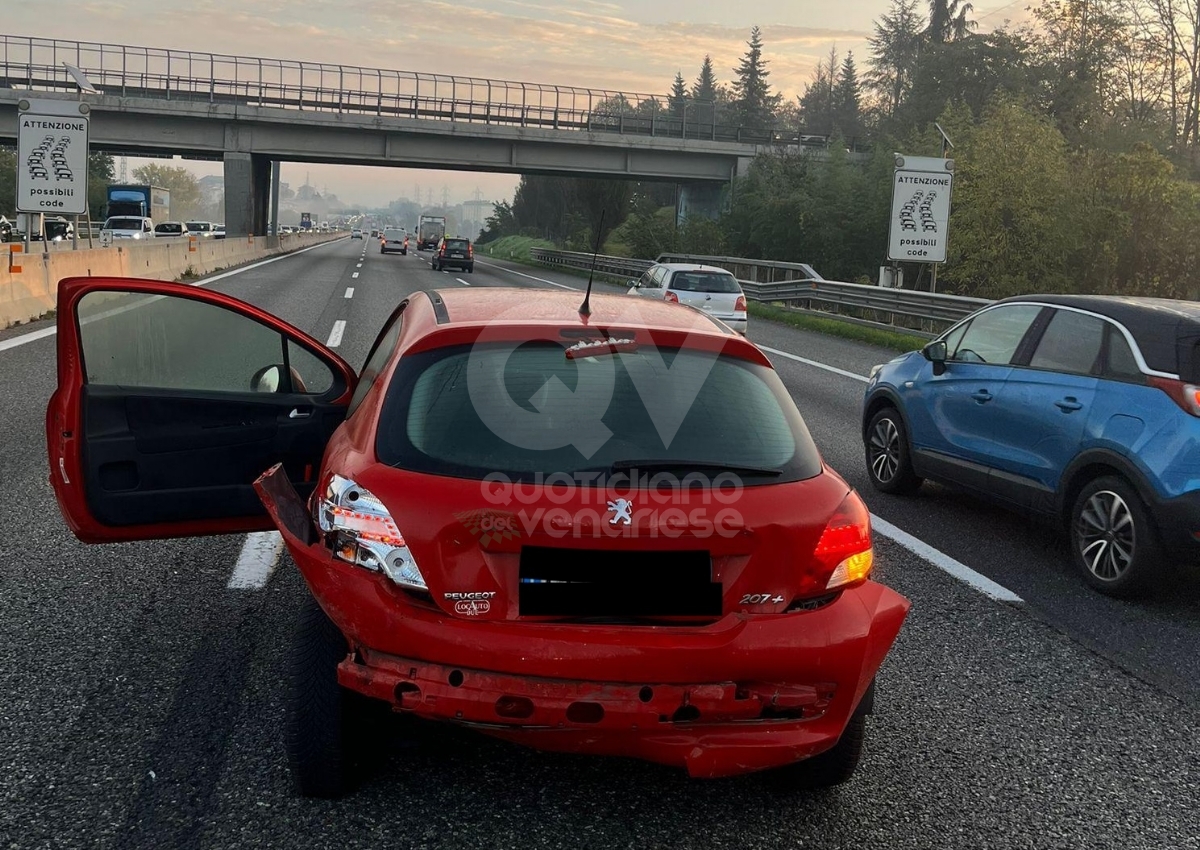 INCIDENTE IN TANGENZIALE A RIVOLI - Tamponamento fra tre auto: code e forti disagi - FOTO