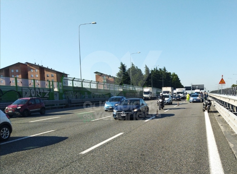 RIVOLI - Perde il controllo della moto e cade a terra lungo la tangenziale: centauro ferito