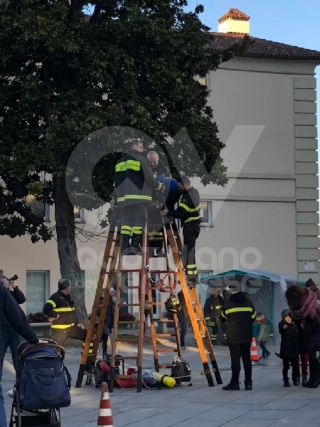 VENARIA - Vigili del fuoco per un pomeriggio: tanti bambini in piazza Vittorio con «Pompieropoli»