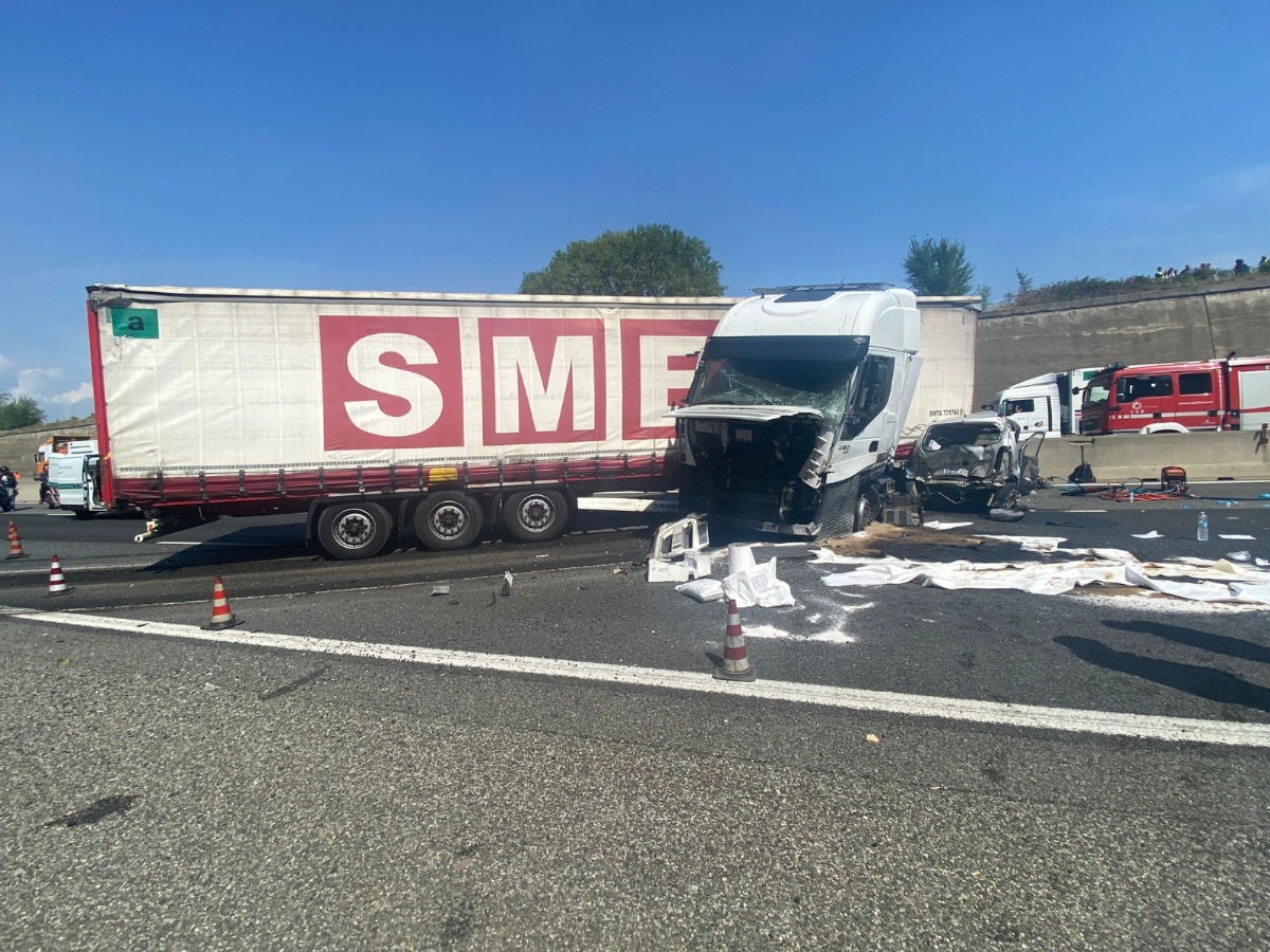 INCIDENTE IN TANGENZIALE AL SITO - Scontro auto-tir: gravi madre e figlio - FOTO