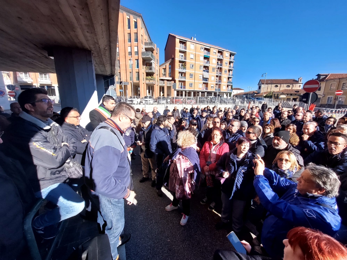 GRUGLIASCO - Scioperano gli operai della Lear - FOTO