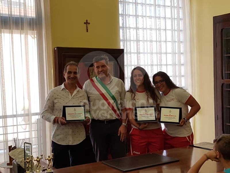 BORGARO - Il Comune premia Giada Barucco, Carlotta Risottino e la Komunicativa Labor Volley U12