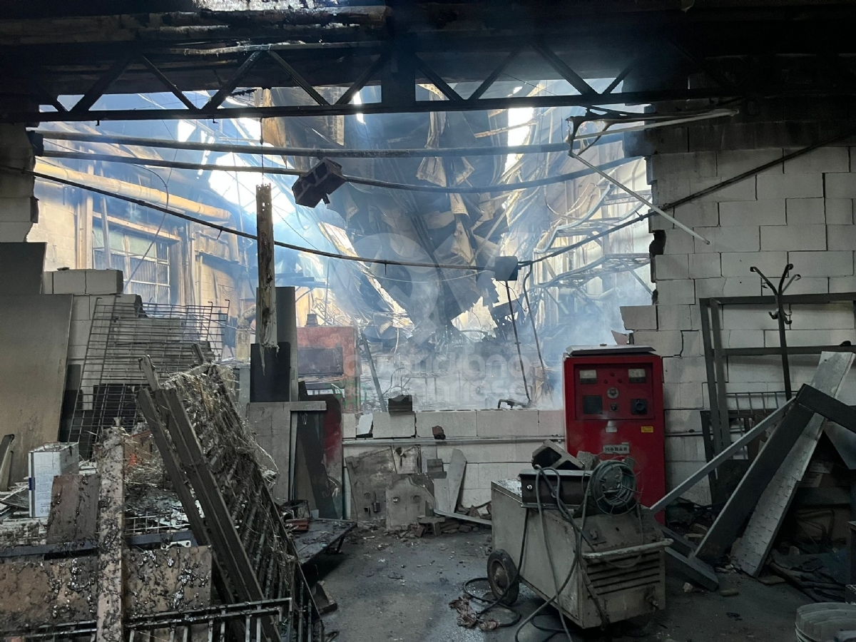 INCENDIO A CASELLE - A fuoco un falegnameria in via delle Cartiere - FOTO