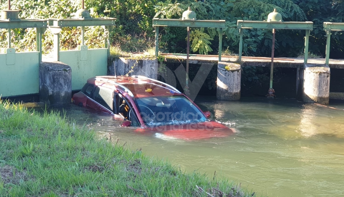INCIDENTE A ROBASSOMERO - Scontro camion-auto in zona Cotonificio: macchina nel canale - FOTO