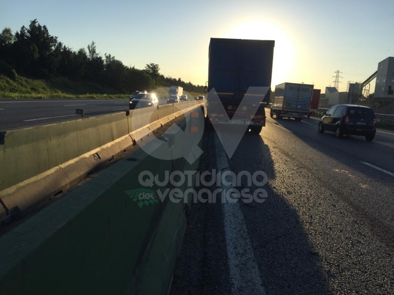 TORINO-VENARIA - Perde il controllo del mezzo pesante e danneggia i jersey in cemento in tangenziale