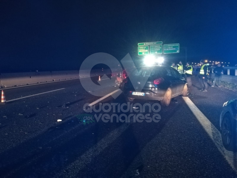 RIVOLI - Incidente in tangenziale: una macchina prende fuoco. Quattro persone rimaste ferite