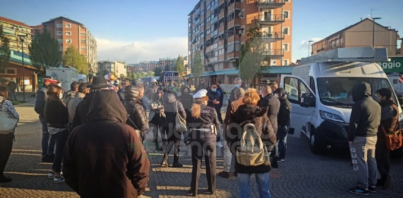 COLLEGNO - Protesta degli ambulanti extra alimentari: «Fateci riaprire immediatamente»