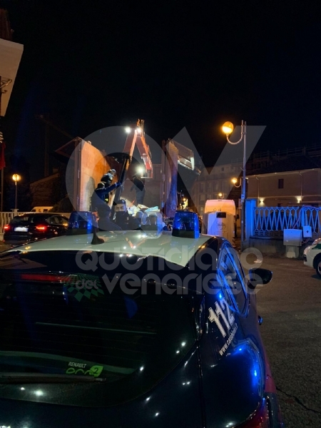 BORGARO - «Ci sono degli animali nei bidoni della plastica»: civich e carabinieri in via Santa Cristina