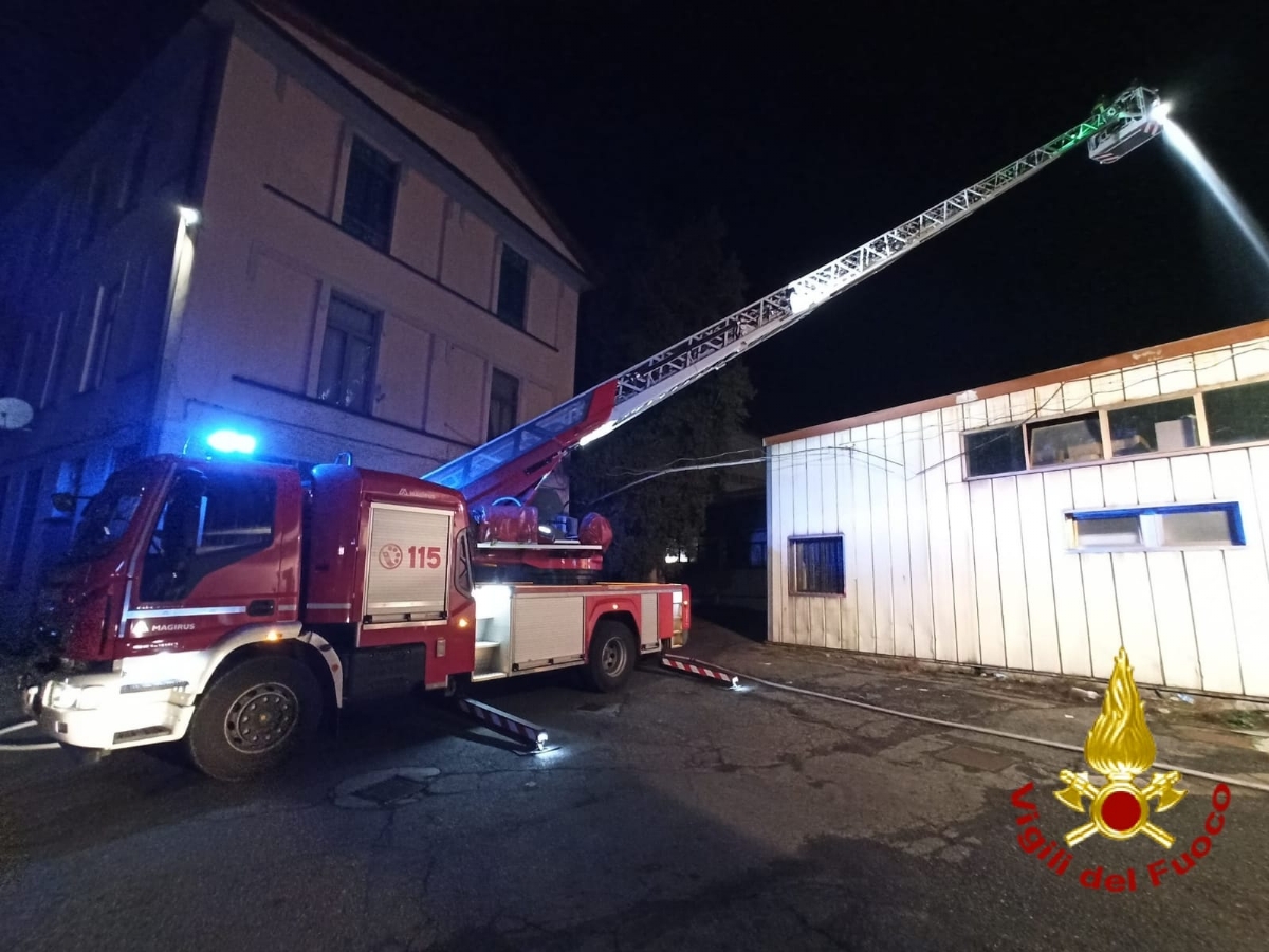 INCENDIO A CASELLE - A fuoco un falegnameria in via delle Cartiere - FOTO