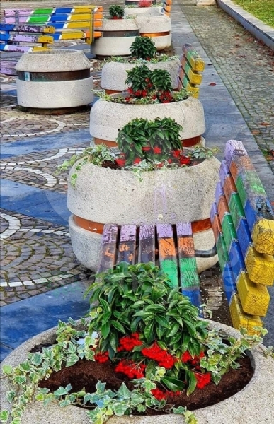 VENARIA - Il nuovo volto di piazza Pettiti: alberi e arbusti potati, fontana in funzione in primavera