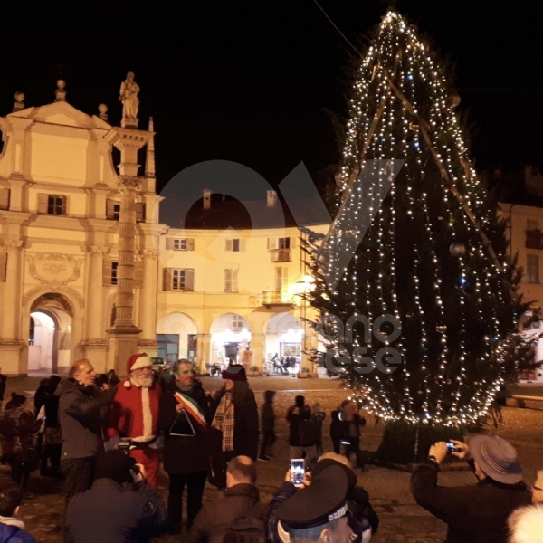 VENARIA - Con l'albero acceso in piazza Annunziata prende il via il Natale: gli appuntamenti del week-end