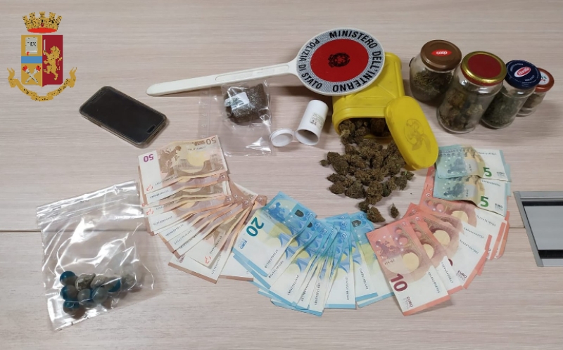 COLLEGNO - Vede i poliziotti e scappa: a casa trovati marijuana e hashish. 26enne arrestato
