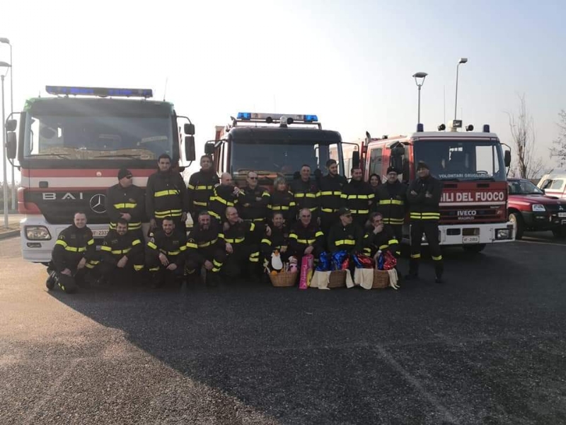 RIVOLI - I vigili del fuoco di Grugliasco, Rivoli e Rivalta in visita ai bambini ricoverati in ospedale
