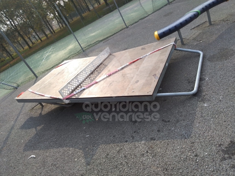 VENARIA - Distrutto il tavolo da ping-pong al D'Acquisto. Giulivi: «Tolleranza zero per gli imbecilli»