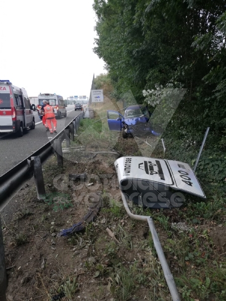 RIVOLI - Perdono il controllo dell'auto e finiscono fuori dalla tangenziale: due feriti