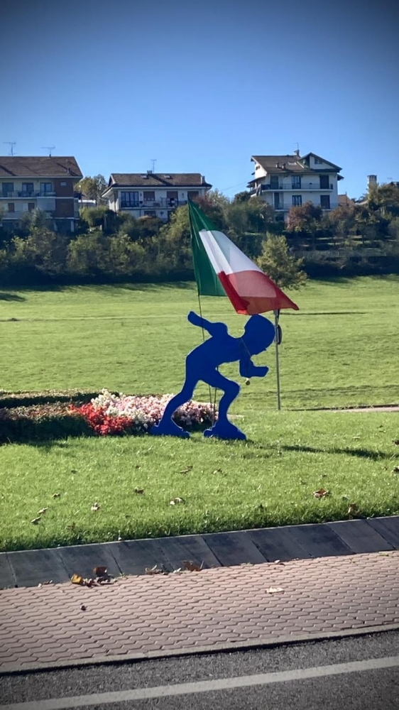 DRUENTO - Nella «rotonda del Cervo» appare l'omaggio alla campionessa Alice Marletti - FOTO