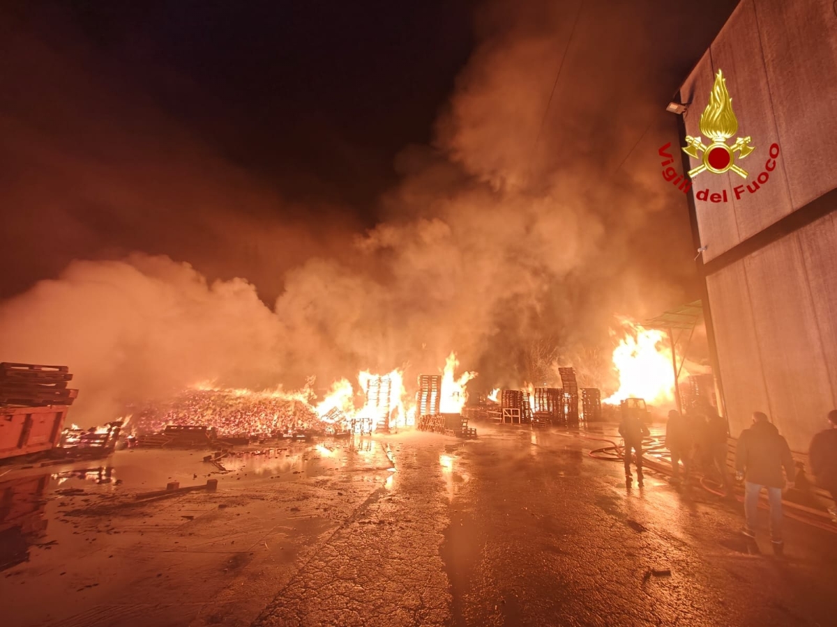 INCENDIO A BORGARO - Fiamme alla «Af Pallet» di via Emilia - FOTO